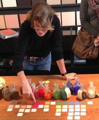 Katrin Trautwein erklärt das Prinzip der Salubra-Farbkollektion von Le Corbusier