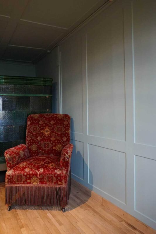 Blaue Stube mit Ofen und Sessel