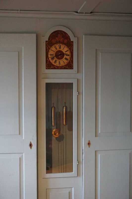 Blaue Stube mit Wanduhr