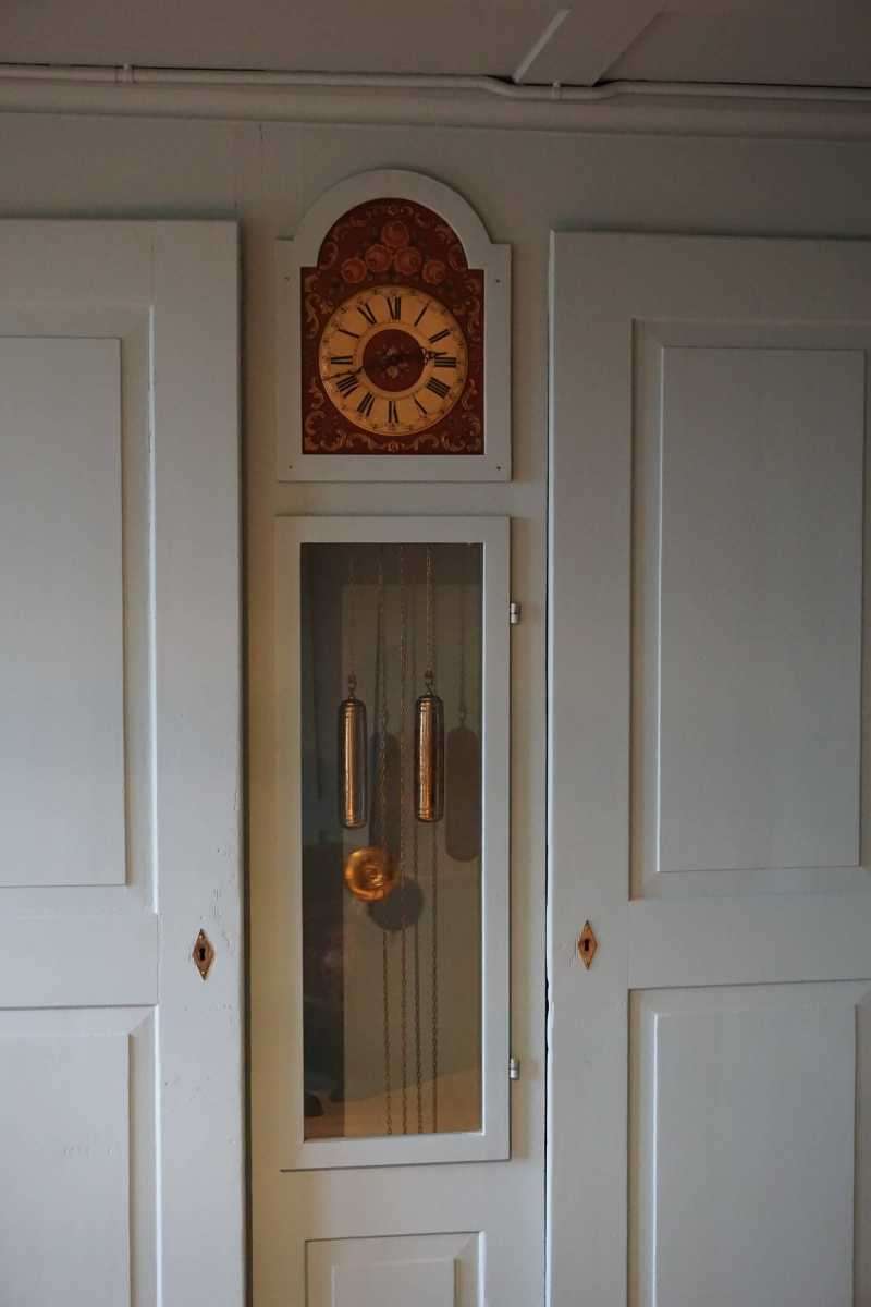 Blaue Stube mit Wanduhr