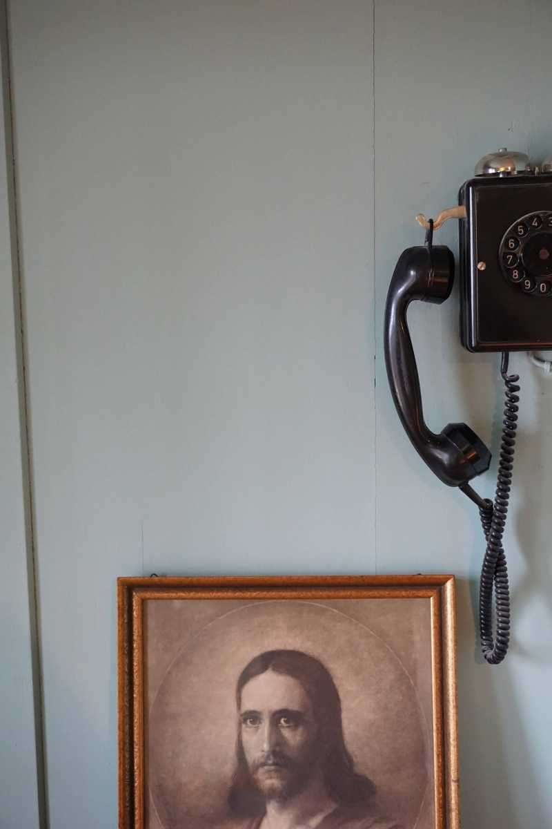 Blaue Stube mit Wandtelefon