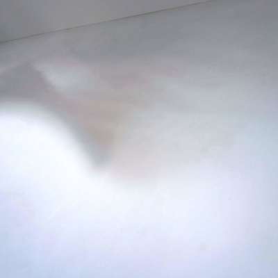 Lichtreflexe und Schattenwurf an einer Wand mit Sumpfkalk-Spachtel