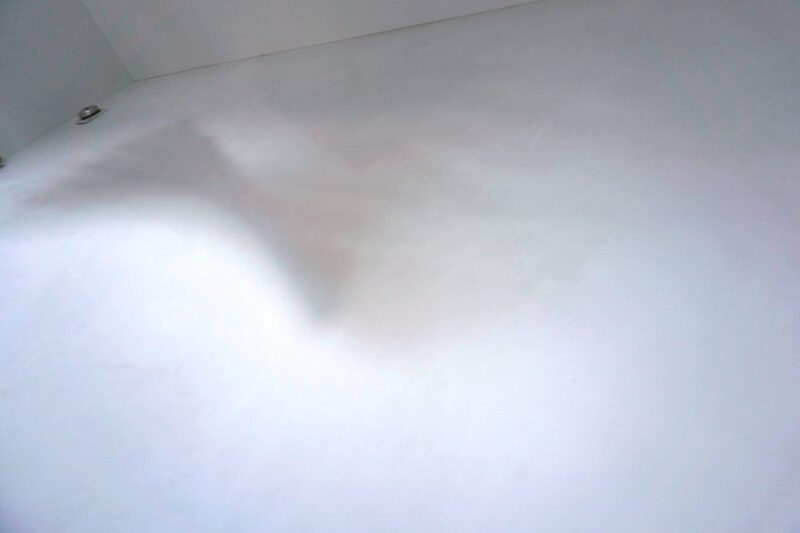 Lichtreflexe und Schattenwurf an einer Wand mit Sumpfkalk-Spachtel