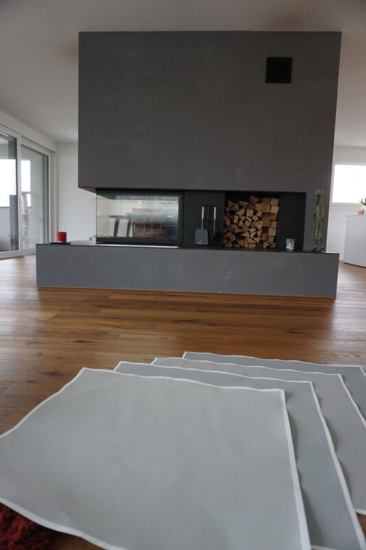 Cheminée mit Hintergrund