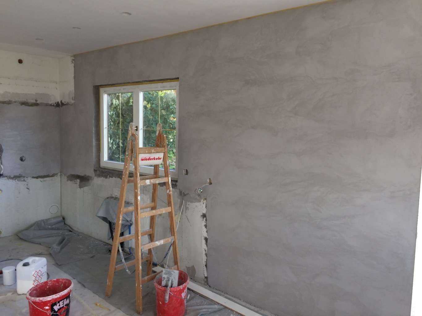 Naturofloor-Wand, warmgrau, frisch gespachtelt, mit Werkzeug-Zeichnung