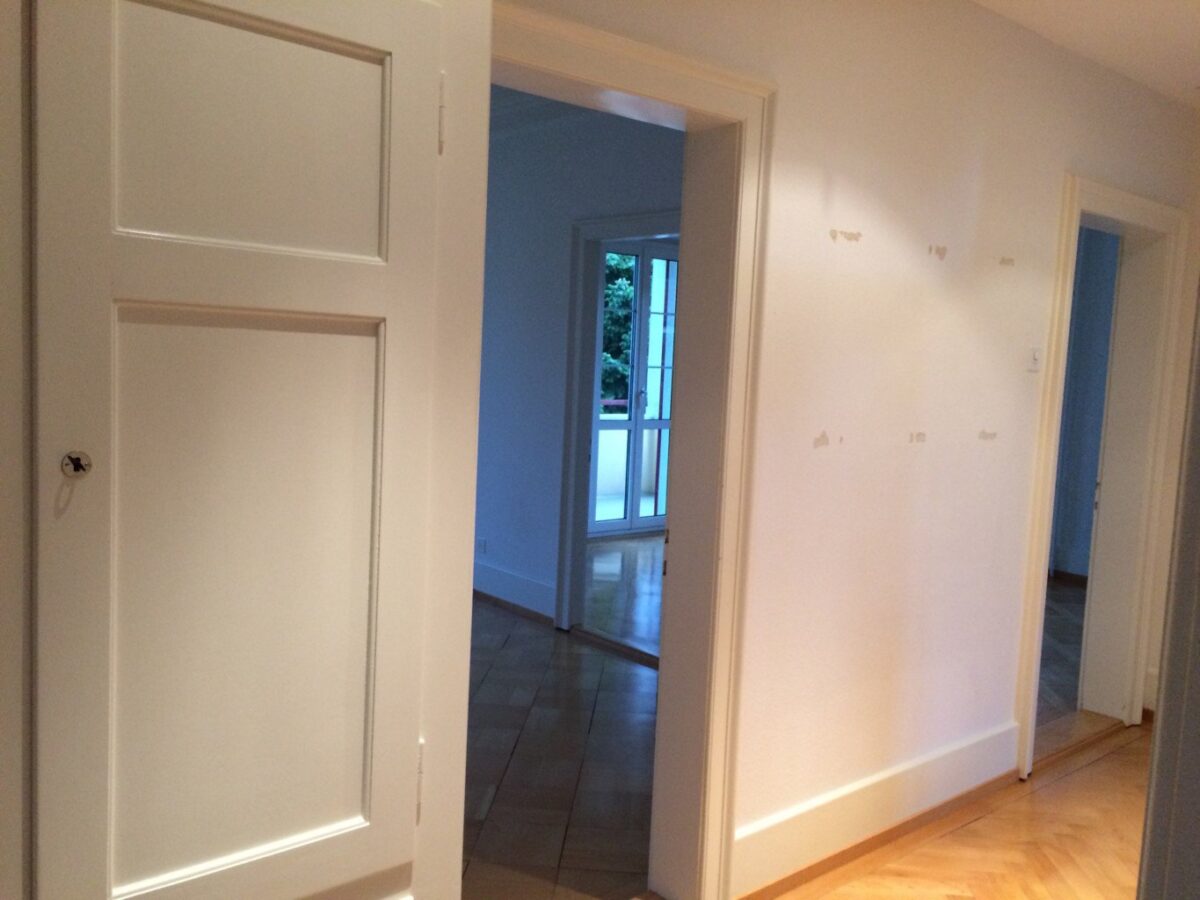 weisser Flur im Kunstlicht