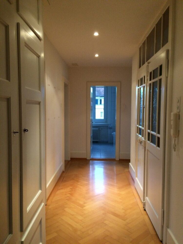 weisser Flur, Kunst- und Tageslicht