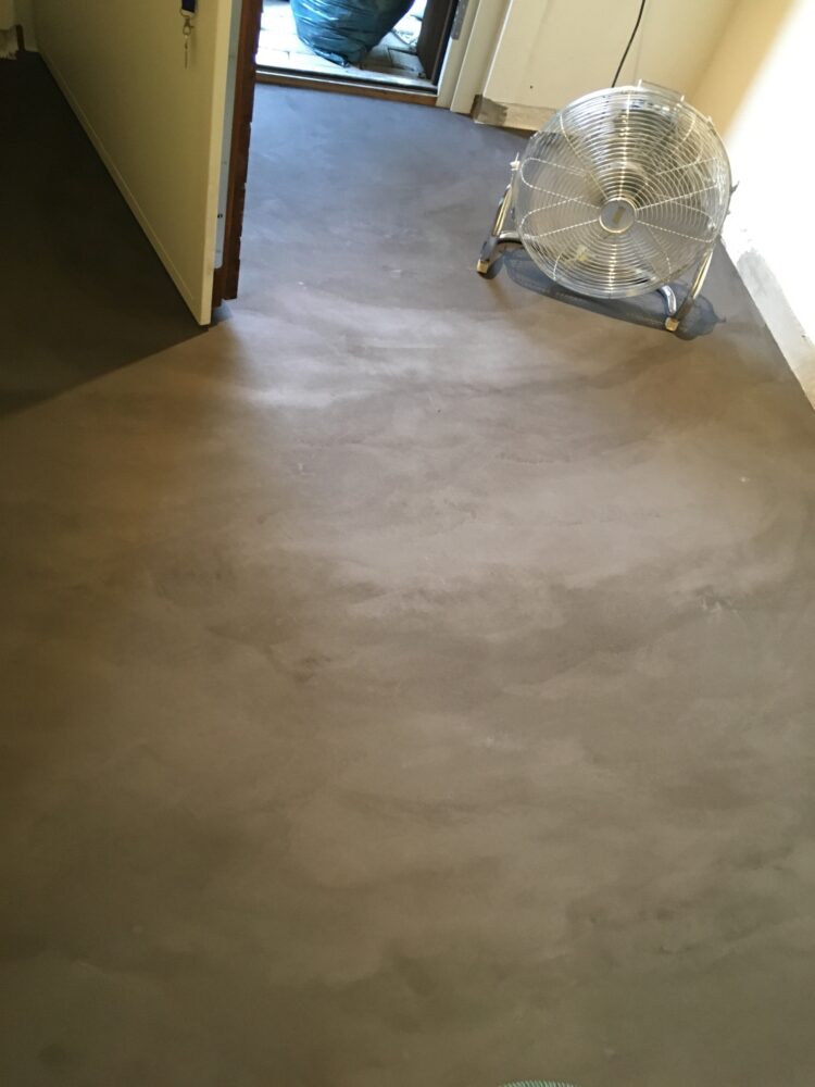Eingangsbereich in Naturofloor warmschwarz