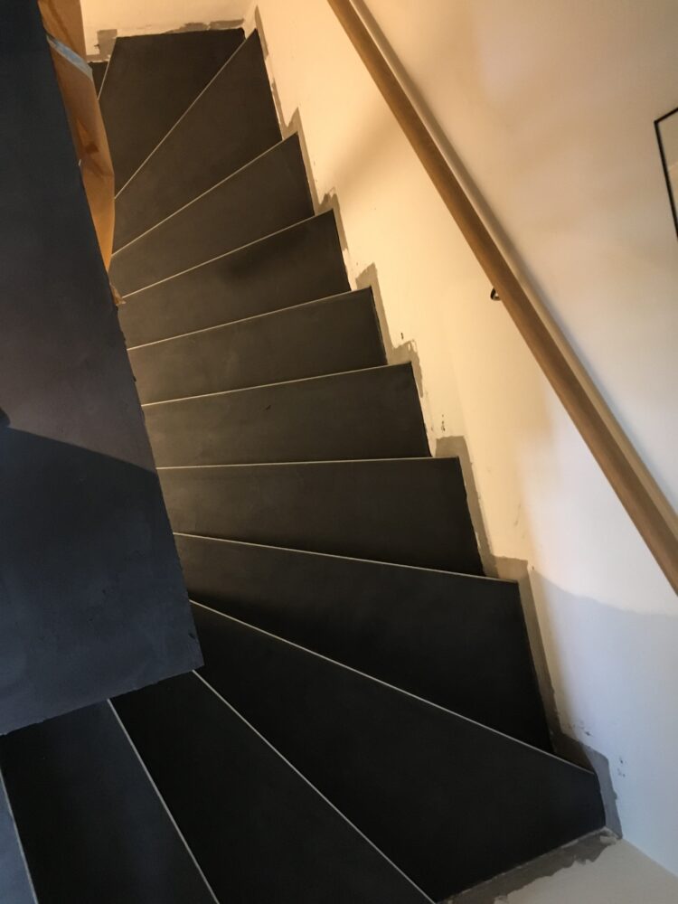 Treppenabgang in Naturofloor warmschwarz